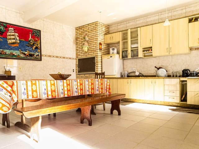 Casa com 500m² 5 quartos e 3 banheiros, à venda ou para alugar, no bairro Três Vendas em Pelotas