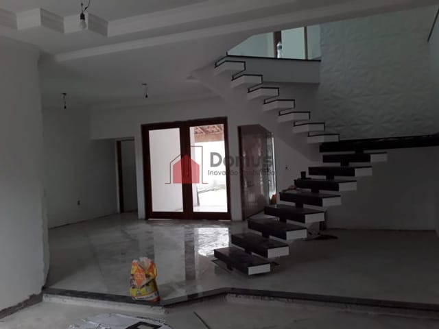 Casa com 250m², à venda, no bairro Centro em Potim