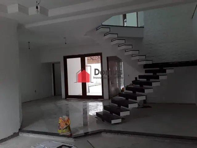 Casa com 250m², à venda, no bairro Centro em Potim