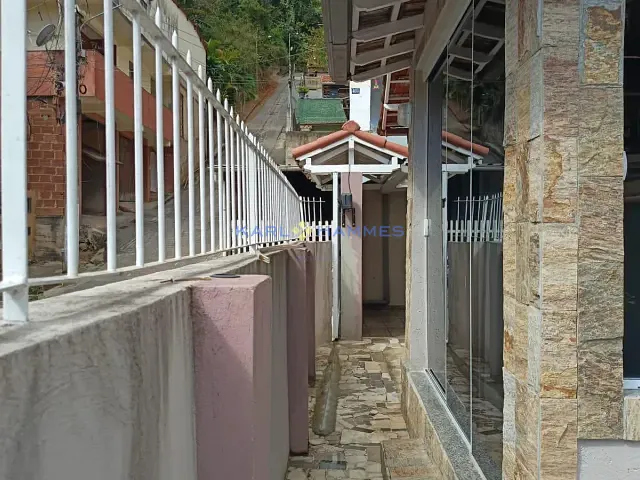 Casa 4 quartos e 3 banheiros, à venda, no bairro Corrêas em Petrópolis