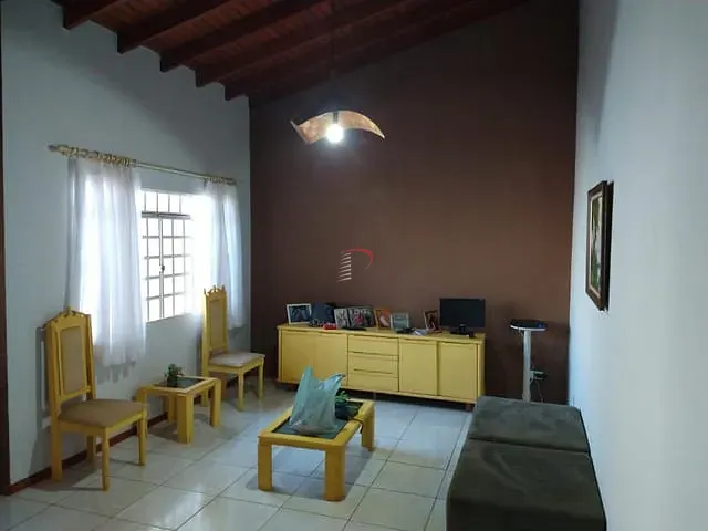Casa com 250m² 4 quartos e 4 banheiros, à venda, no bairro São Pedro em Londrina