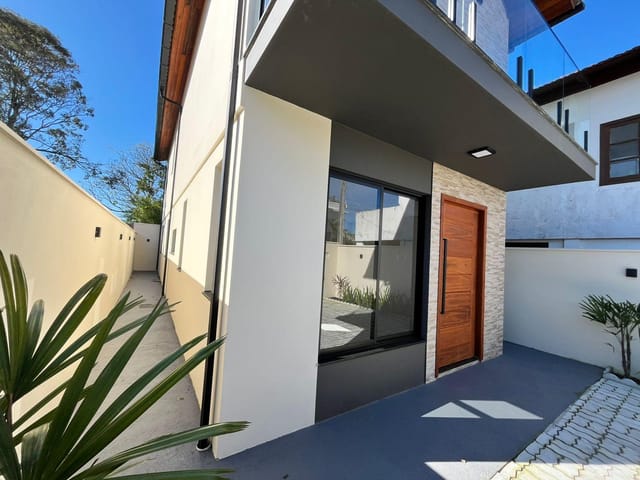 Casa com 145m² 4 quartos e 3 banheiros, à venda, no bairro São João do Rio Vermelho em Florianópolis