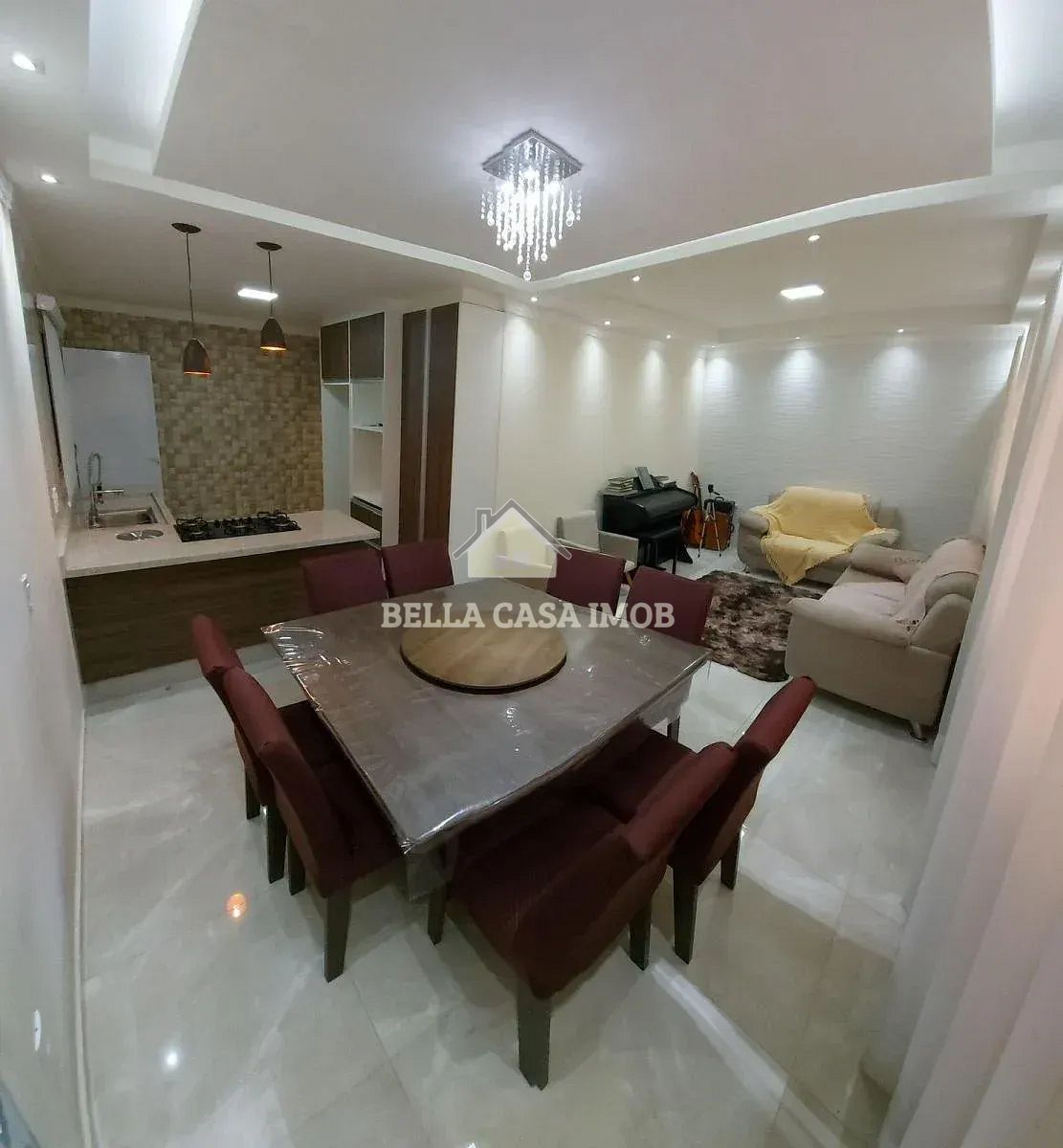 Casa à venda com 4 quartos, 250m² - Foto 1