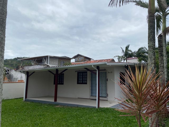Foto do Casa - Locação Anual: Casa com Piscina a Poucos Passos da Praia no Morro das Pedras – Florianópolis, SC | Costão Sul Imóveis