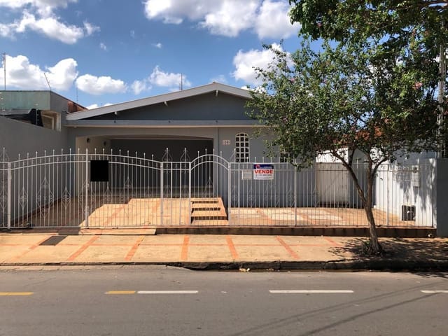 Casa com 300m² 3 quartos e 1 banheiro, à venda, no bairro Centro em Birigüi