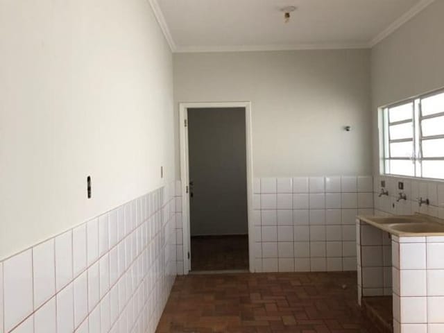 Casa com 300m² 3 quartos e 1 banheiro, à venda, no bairro Centro em Birigüi