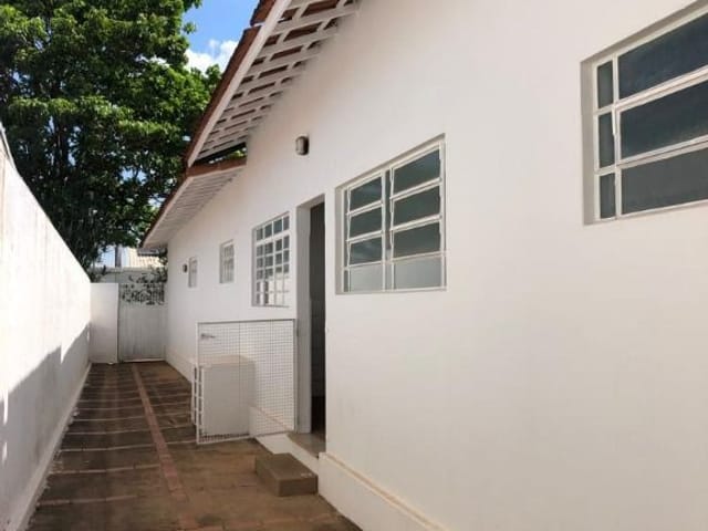 Casa com 300m² 3 quartos e 1 banheiro, à venda, no bairro Centro em Birigüi