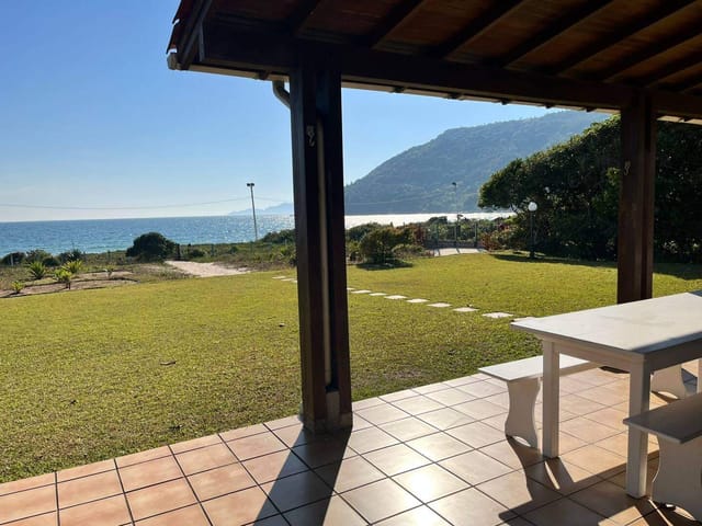 Casa com 20000m² 4 quartos e 3 banheiros, para alugar, no bairro Ponta das Canas em Florianópolis