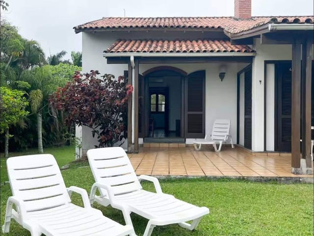 Casa com 20000m² 4 quartos e 3 banheiros, para alugar, no bairro Ponta das Canas em Florianópolis