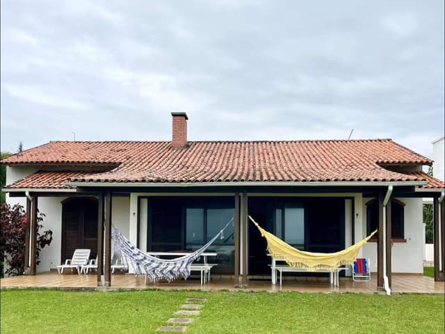 Casa com 20000m² 4 quartos e 3 banheiros, para alugar, no bairro Ponta das Canas em Florianópolis
