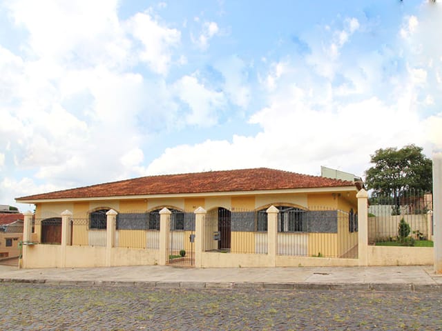 Casa com 298m² 3 quartos e 2 banheiros, à venda, no bairro Orfãs em Ponta Grossa