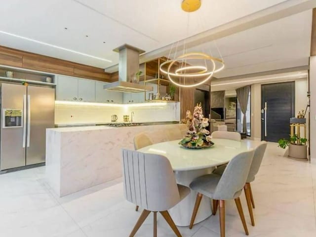Casa com 293m² 4 quartos e 5 banheiros, à venda, no bairro Santa Cândida em Curitiba