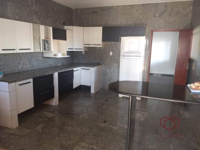 Casa com 1300m² 5 quartos e 4 banheiros, à venda, no bairro Santa Rosa em Cuiabá