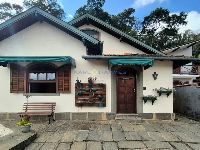 Casa 4 quartos e 3 banheiros, à venda, no bairro Mosela em Petrópolis