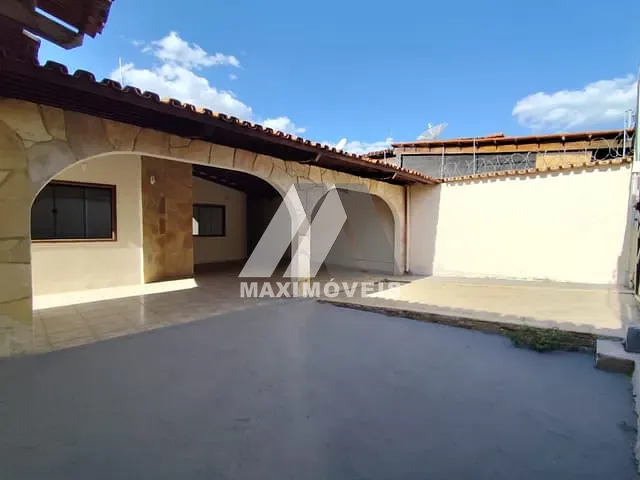 Casa com 360m² 4 quartos e 2 banheiros, à venda, no bairro Vila Magnólia em Araçuaí