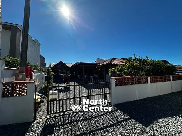 Casa 3 quartos e 2 banheiros, à venda ou para alugar, no bairro Pinheiros em Balneário Barra do Sul