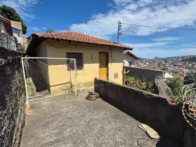 Casa com 303m² 3 quartos e 1 banheiro, à venda, no bairro Santo André em Poços de Caldas