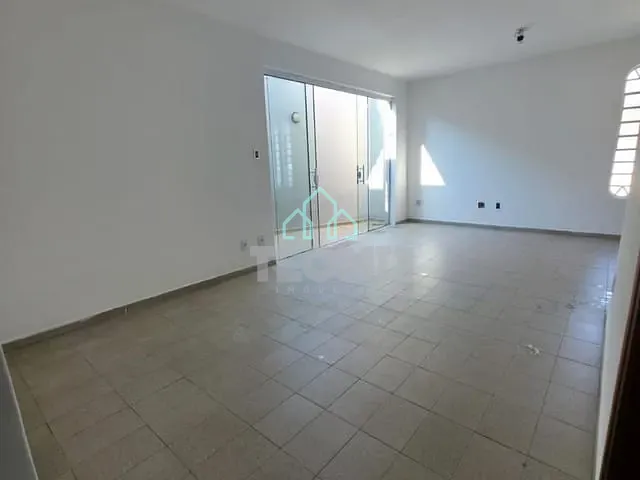 Casa com 200m² 2 quartos e 2 banheiros, à venda, no bairro Vila Jaboticabeira em Taubaté