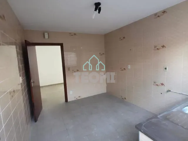 Casa com 200m² 2 quartos e 2 banheiros, à venda, no bairro Vila Jaboticabeira em Taubaté