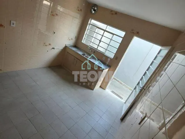 Casa com 200m² 2 quartos e 2 banheiros, à venda, no bairro Vila Jaboticabeira em Taubaté