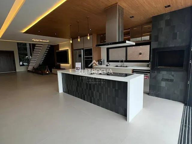 Casa com 480m² 4 quartos e 6 banheiros, à venda, no bairro Sítio do Morro em Santana de Parnaíba