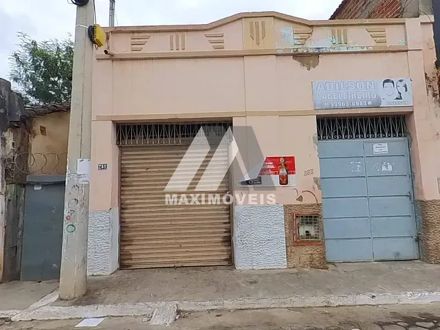 Casa com 120m² 3 quartos e 1 banheiro, à venda, no bairro Centro em Araçuaí