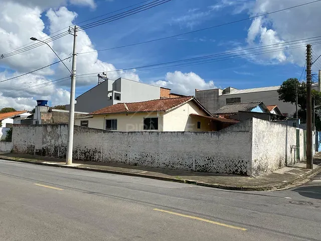 Casa com 306m² 2 quartos e 1 banheiro, à venda, no bairro Conjunto Habitacional Pedro Afonso Junqueira em Poços de Caldas
