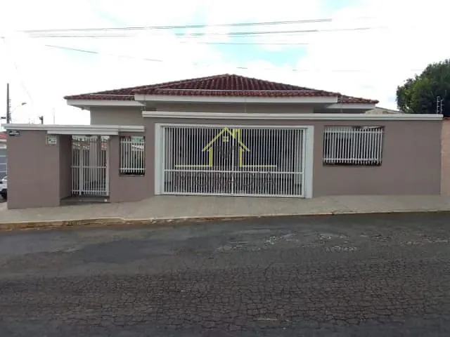 Casa com 450m² 3 quartos e 4 banheiros, à venda, no bairro Vila Sao Domingos em Guaxupé