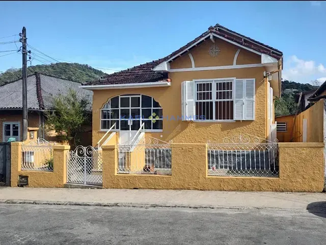 Casa 3 quartos e 2 banheiros, à venda, no bairro Castrioto em Petrópolis