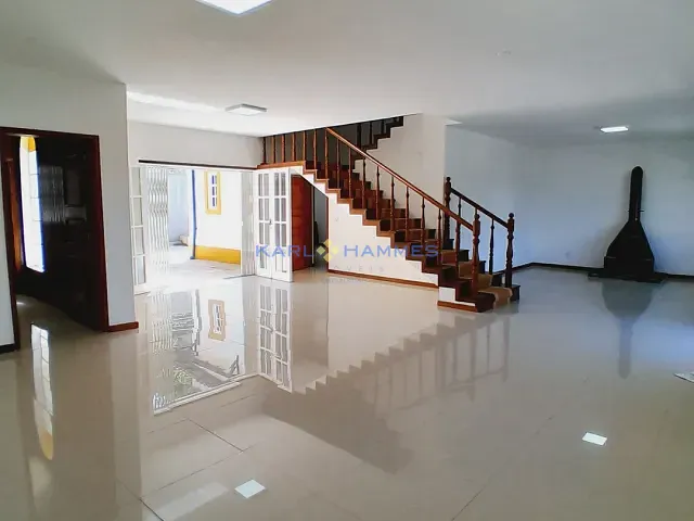 Casa 5 quartos e 4 banheiros, à venda, no bairro Valparaíso em Petrópolis