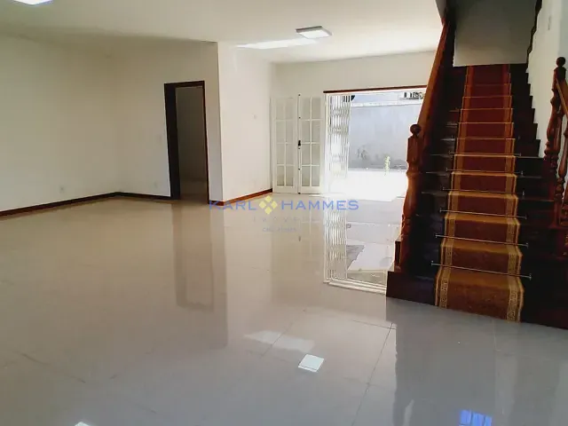 Casa 5 quartos e 4 banheiros, à venda, no bairro Valparaíso em Petrópolis