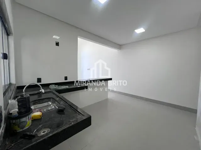 Casa 3 quartos e 2 banheiros, à venda, no bairro Jardim Veneza em Aparecida de Goiânia