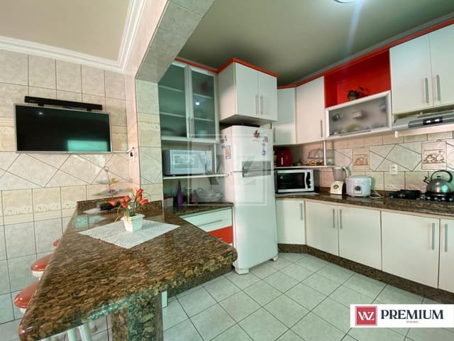 Casa com 418m² 4 quartos e 4 banheiros, à venda, no bairro Uvaranas em Ponta Grossa