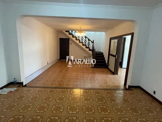 Casa com 325m² 4 quartos e 2 banheiros, para alugar, no bairro Centro em Navegantes