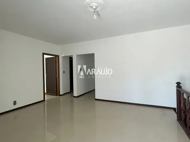 Casa com 325m² 4 quartos e 2 banheiros, para alugar, no bairro Centro em Navegantes