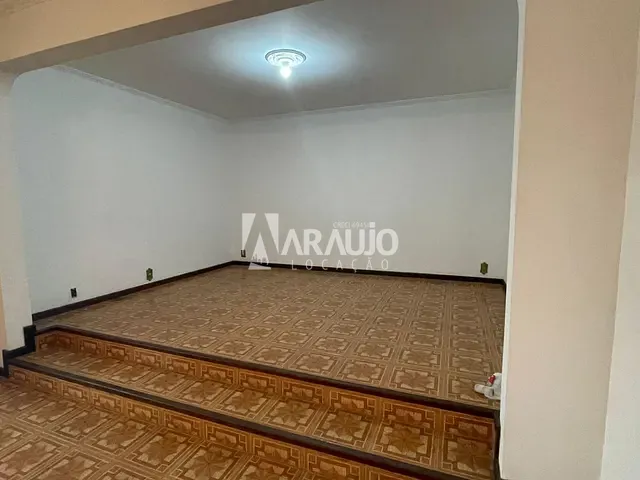 Casa com 325m² 4 quartos e 2 banheiros, para alugar, no bairro Centro em Navegantes