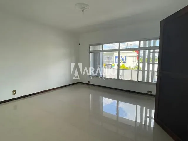 Casa com 325m² 4 quartos e 2 banheiros, para alugar, no bairro Centro em Navegantes