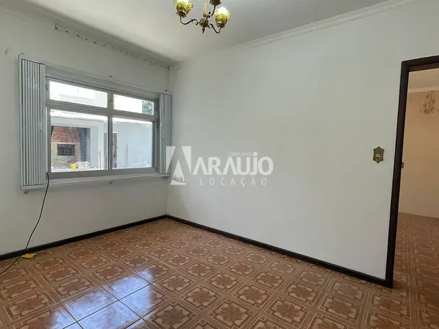 Casa com 325m² 4 quartos e 2 banheiros, para alugar, no bairro Centro em Navegantes