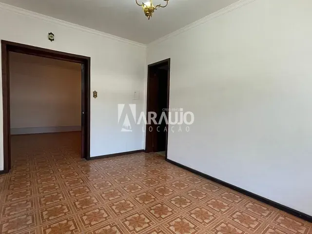Casa com 325m² 4 quartos e 2 banheiros, para alugar, no bairro Centro em Navegantes