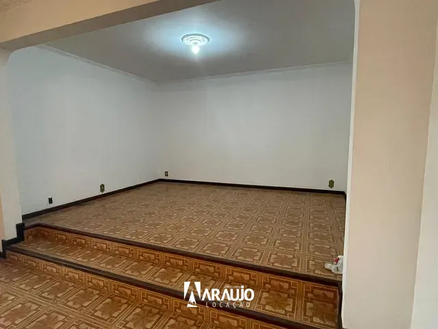 Casa com 325m² 4 quartos e 2 banheiros, para alugar, no bairro Centro em Navegantes