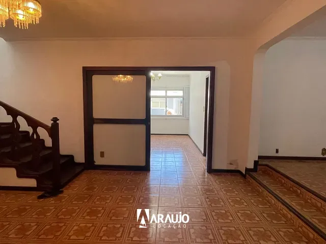 Casa com 325m² 4 quartos e 2 banheiros, para alugar, no bairro Centro em Navegantes
