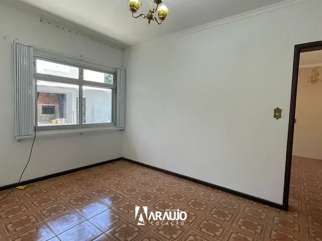 Casa com 325m² 4 quartos e 2 banheiros, para alugar, no bairro Centro em Navegantes
