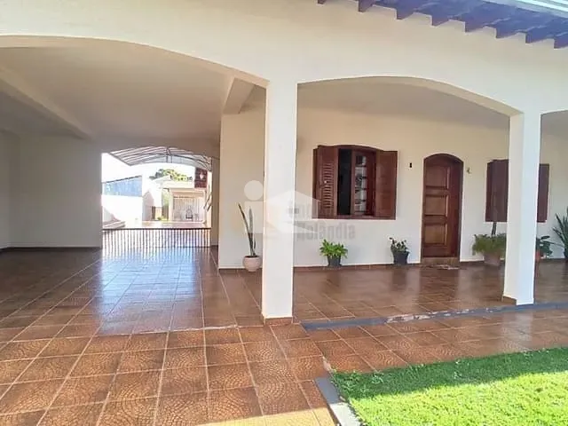 Casa com 675m² 3 quartos e 2 banheiros, à venda, no bairro Centro em Rolândia
