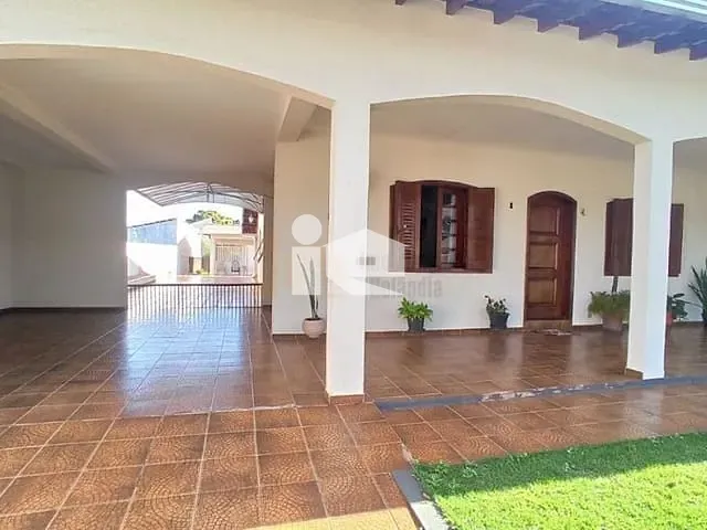 Casa com 675m² 3 quartos e 2 banheiros, à venda, no bairro Centro em Rolândia