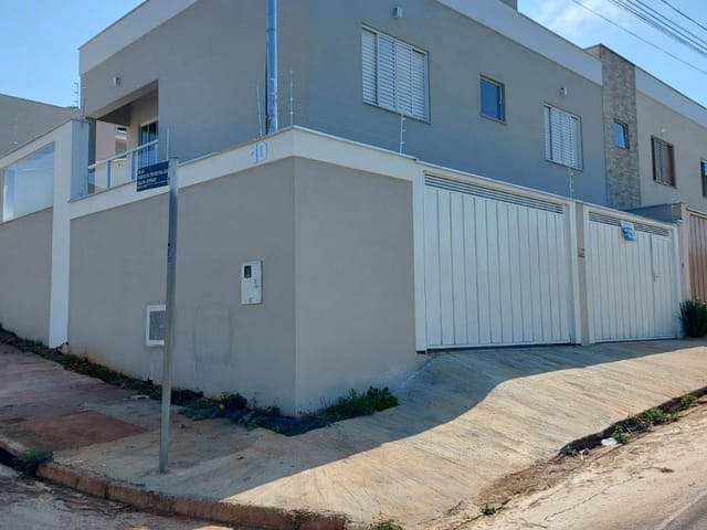 Foto do Casa - CASA A VENDA NO JARDIM PAINEIRAS.
02 DORMITÓRIOS SENDO UMA SUÍTE,
SALA E COZINHA AMERICANA;
BANHEIRO SOCIAL, LAVANDERIA, ESPAÇO AMPLO DE GARAGEM COM ÁREA DE CHURRASQUEIRA.
POSSUI UM EXCELENTE ACABAMENTO, BOX E ESPELHOS NOS BANHEIROS, PISO E REVESTIMENTO EM PORCELANATO, PIAS EM PEDRAS SOB MEDIDAS, SANCA DE GESSO, PENDENTES, CHURRASQUEIRA COM PIA AUXILIAR E COOKTOP, 02 PORTÕES BASCULANTES, FACHADA COM ACABAMENTO EM VIDRO. | Guaxupé Imóveis Ltda