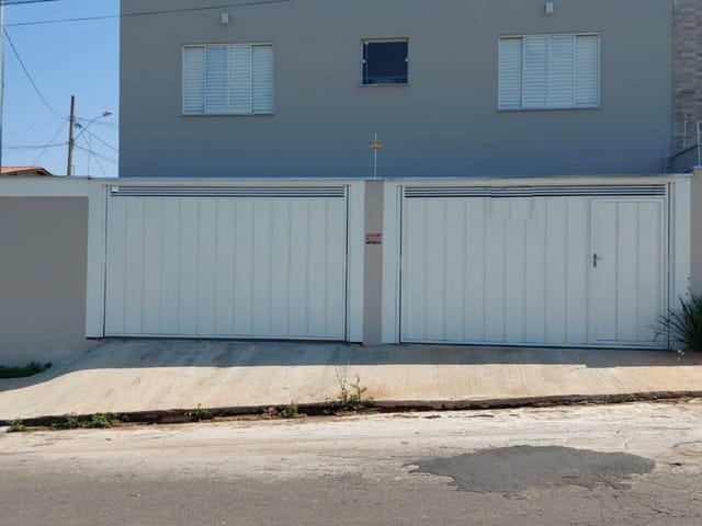 Foto do Casa - CASA A VENDA NO JARDIM PAINEIRAS.
02 DORMITÓRIOS SENDO UMA SUÍTE,
SALA E COZINHA AMERICANA;
BANHEIRO SOCIAL, LAVANDERIA, ESPAÇO AMPLO DE GARAGEM COM ÁREA DE CHURRASQUEIRA.
POSSUI UM EXCELENTE ACABAMENTO, BOX E ESPELHOS NOS BANHEIROS, PISO E REVESTIMENTO EM PORCELANATO, PIAS EM PEDRAS SOB MEDIDAS, SANCA DE GESSO, PENDENTES, CHURRASQUEIRA COM PIA AUXILIAR E COOKTOP, 02 PORTÕES BASCULANTES, FACHADA COM ACABAMENTO EM VIDRO. | Guaxupé Imóveis Ltda
