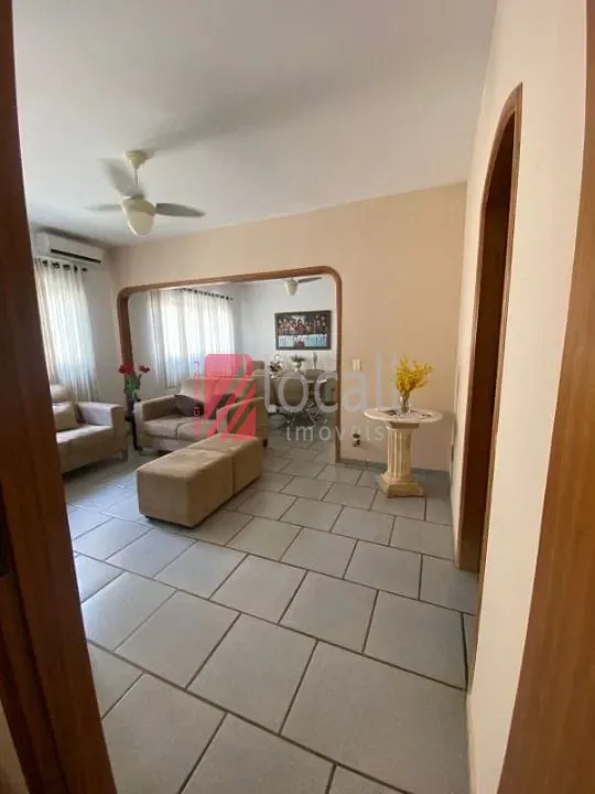 Casa com 3 quartos à venda, 246m² — foto 2 de 5