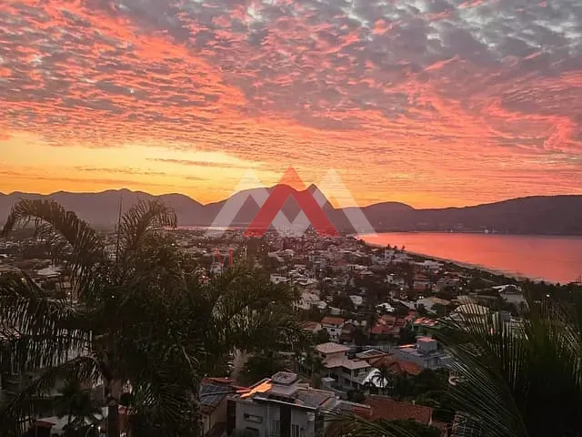 Casa com 500m² 6 quartos e 6 banheiros, à venda ou para alugar, no bairro Piratininga em Niterói