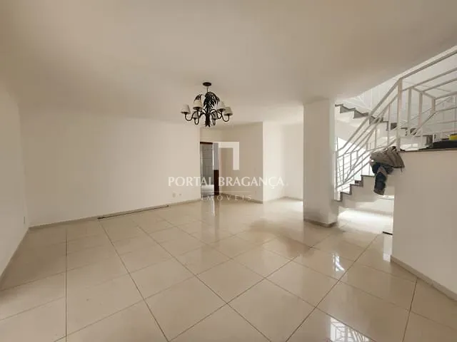 Casa com 600m² 4 quartos e 2 banheiros, à venda ou para alugar, no bairro Residencial Colinas de São Francisco em Bragança Paulista