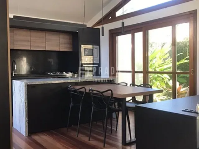 Casa com 270m² 4 quartos e 3 banheiros, à venda, no bairro Três Vendas em Pelotas